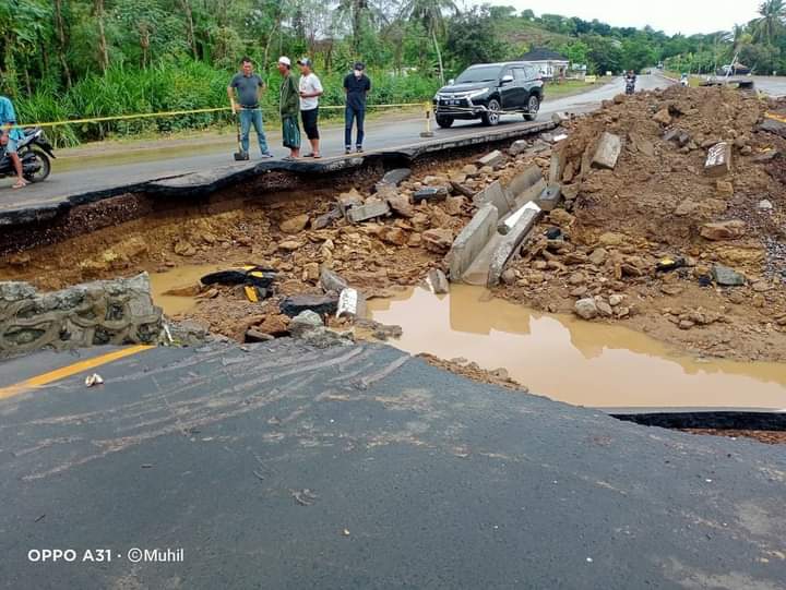 Warga Jebol Jalan Bypass Awang-KEK Mandalika