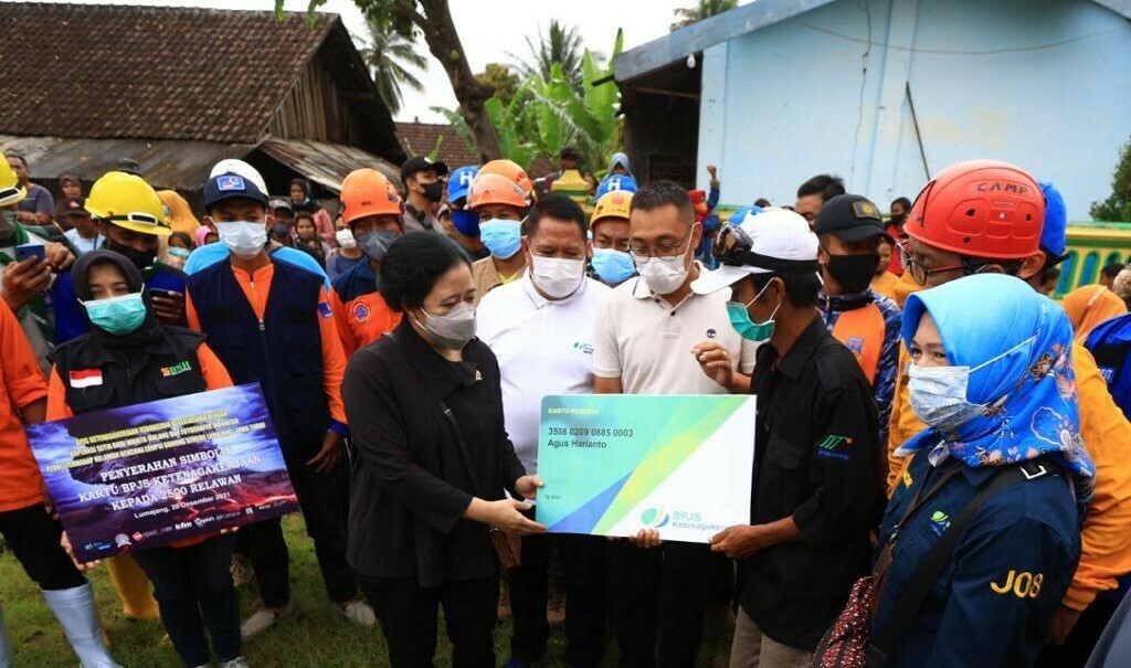 Penyerahan simbolis bantuan asuransi kepada relawan Gunung Semeru (Dok. Pribadi)