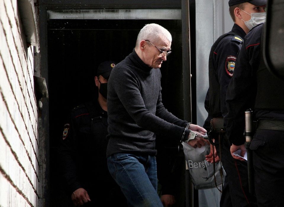Sejarawan Rusia Yuri Dmitriev, yang didakwa melakukan pelecehan seksual terhadap putri angkatnya, dikawal oleh petugas polisi setelah sidang pengadilan di Petrozavodsk, Rusia 22 Juli 2020, dalam tangkapan layar yang diambil dari sebuah video. Foto: Reuters.