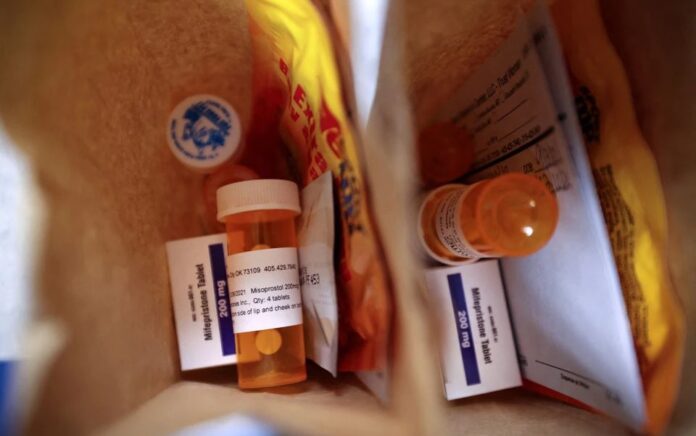 Kantong obat berisi pil aborsi. Foto: Reuters.