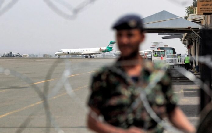 Seorang pasukan berjaga di Bandara Internasional di Sanaa Yaman. Foto: AFP.