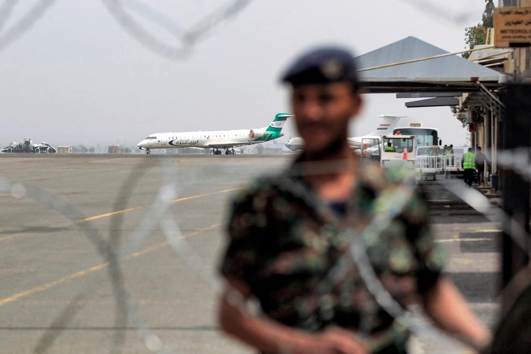 Seorang pasukan berjaga di Bandara Internasional di Sanaa Yaman. Foto: AFP.