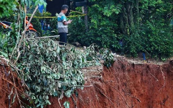 4 Rumah Tertimbun akibat Longsor Talegong Garut