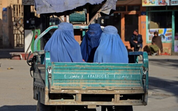 Semkin Dibatasi, Kini Taliban Larang Perempuan Berbergian Jauh Tanpa Kerabat Laki-laki. Foto: AFP.