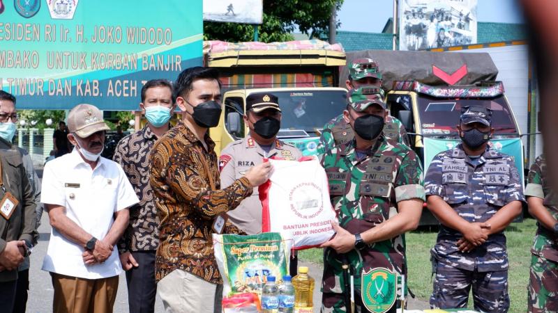 Presiden Jokowi Serahkan 1.500 Paket Bantuan Korban Banjir di Aceh