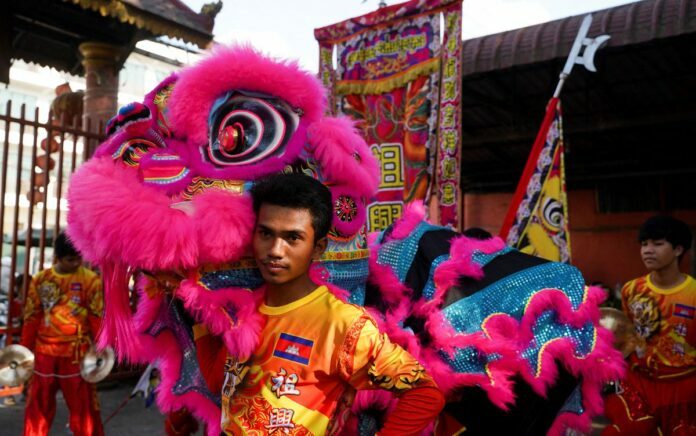 Penari Barongsai Kamboja Tetap Semangat Berlatih Sambut Imlek di Tengah Pandemi