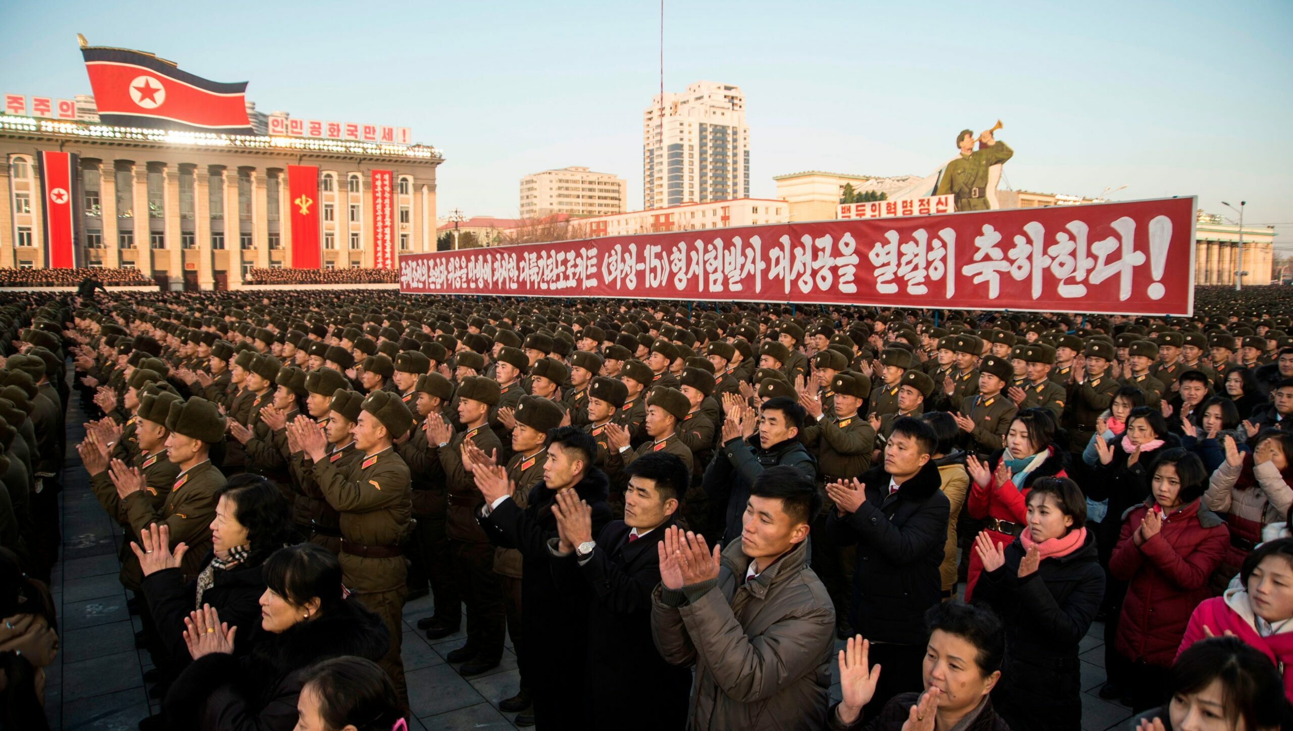 Ribuan Warga Korut Berkumpul untuk Mendukung Rencana Kim Jong-un dalam Meningkatkan Kekuatan Militer Negara