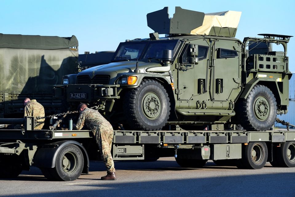 Pasukan Inggris tiba di Hoek van Holland untuk melakukan perjalanan darat ke Norwegia, sebagai bagian dari latihan militer NATO, di Hoek van Holland, Belanda 10 Oktober 2018. Foto: Reuters.