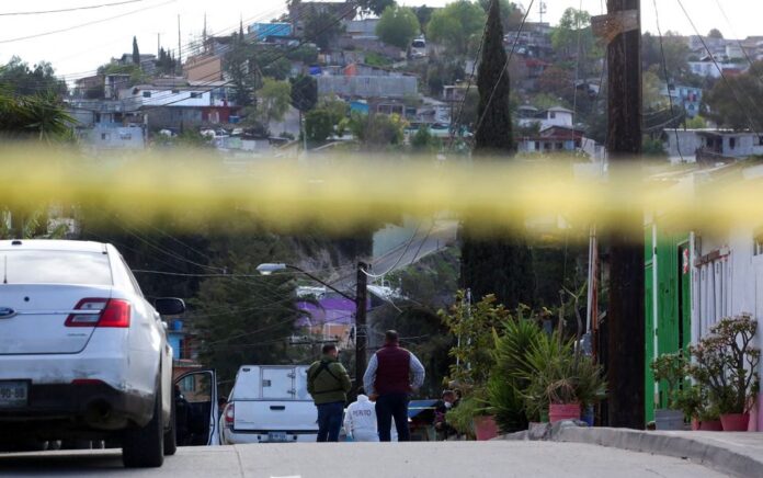 Pihak berwenang bekerja di lokasi di mana jurnalis foto Meksiko Margarito Martinez Esquivel terbunuh di luar rumahnya, di Tijuana, Meksiko, 17 Januari 2022. Foto: Reuters.