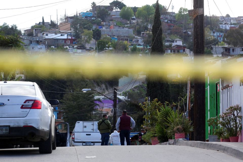 Pihak berwenang bekerja di lokasi di mana jurnalis foto Meksiko Margarito Martinez Esquivel terbunuh di luar rumahnya, di Tijuana, Meksiko, 17 Januari 2022. Foto: Reuters.