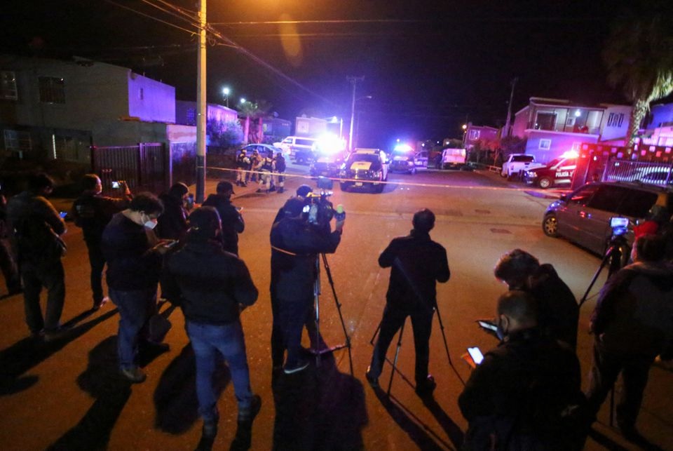 Anggota media bekerja di dekat TKP di mana seorang jurnalis Meksiko Lourdes Maldonado ditembak mati di luar rumahnya di kota perbatasan utara Tijuana, Meksiko, 23 Januari 2022. Foto: Reuters.