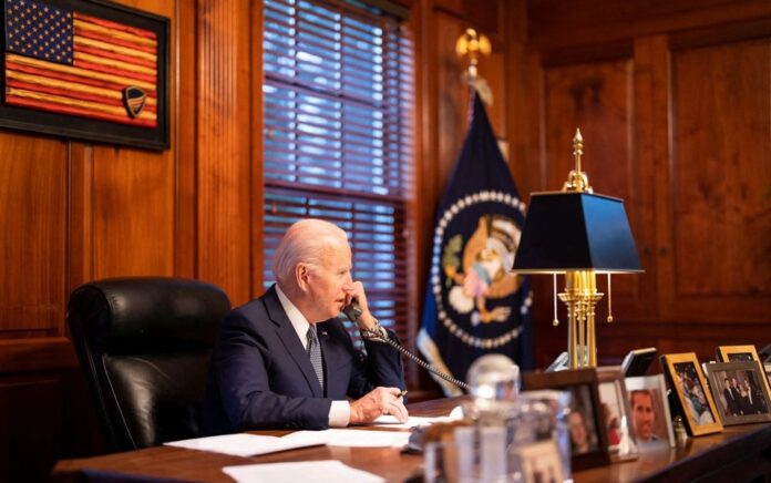 Presiden AS Joe Biden berbicara dengan Presiden Rusia Vladimir Putin dari rumahnya di Wilmington, Delaware, AS, 30 Desember 2021. Foto: Reuters.
