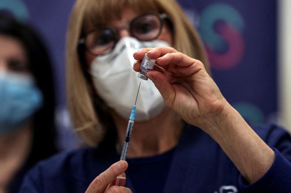 Seorang perawat menyiapkan vaksin penyakit coronavirus (COVID-19) dosis keempat sebagai bagian dari uji coba di Israel, di Sheba Medical Center di Ramat Gan, Israel 27 Desember 2021. Foto: Reuters.