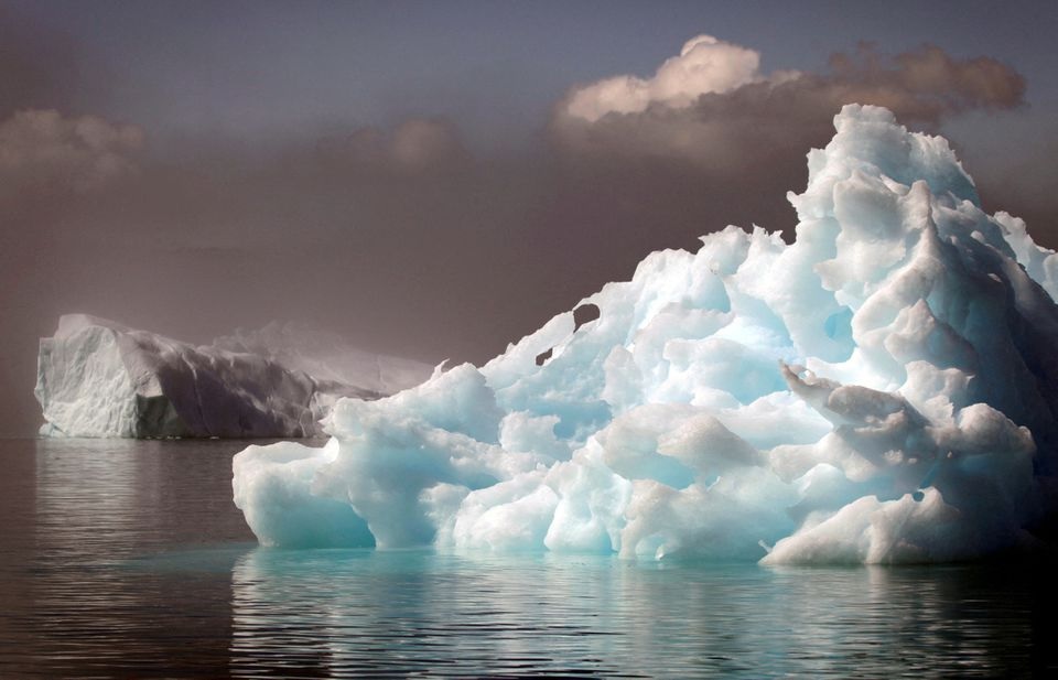 Gunung es mengapung di fjord dekat kota selatan Greenland Narsaq 28 Juli 2009. Foto: Reuters.