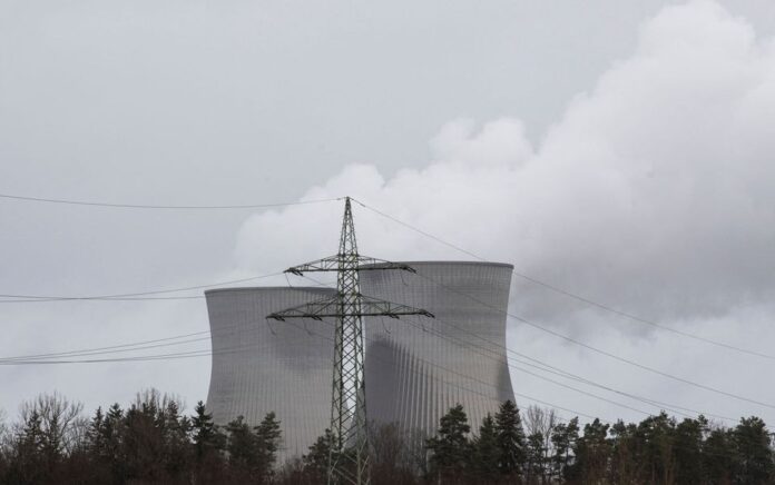 Pemandangan umum pembangkit listrik tenaga nuklir, yang unit terakhirnya akan ditutup pada pergantian tahun, di Gundremmingen, Jerman, 29 Desember 2021. Foto: Reuters.