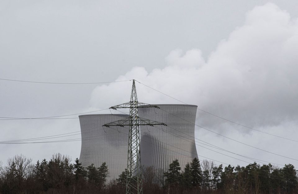 Pemandangan umum pembangkit listrik tenaga nuklir, yang unit terakhirnya akan ditutup pada pergantian tahun, di Gundremmingen, Jerman, 29 Desember 2021. Foto: Reuters.