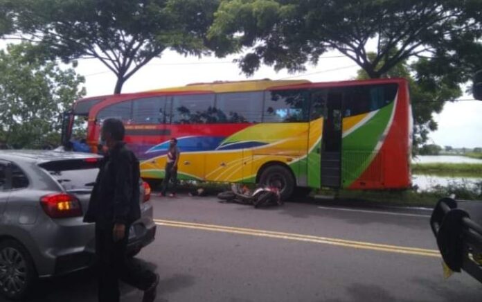 Pengendara Motor Tewas Terlindas Bus di Gresik