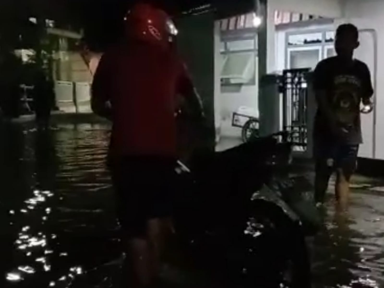 Banjir Rob Terjang Desa Banyuwangi Gresik