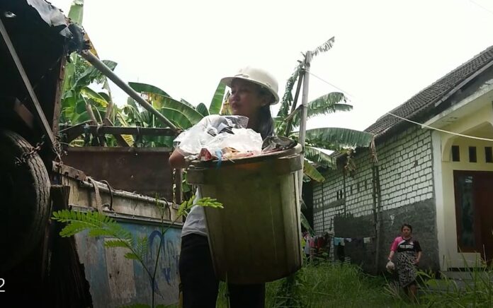 Cerita Perempuan Gresik Jadi Petugas Pengangkut Sampah