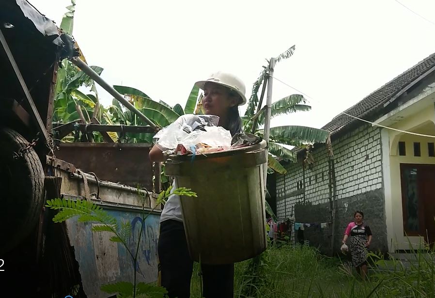 Cerita Perempuan Gresik Jadi Petugas Pengangkut Sampah