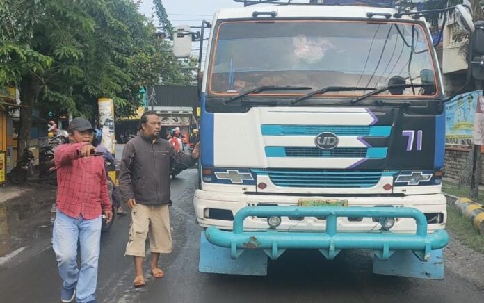 Rusak Jalan, Warga Cerme Gresik Hadang Truk-truk Besar Pelanggar Aturan