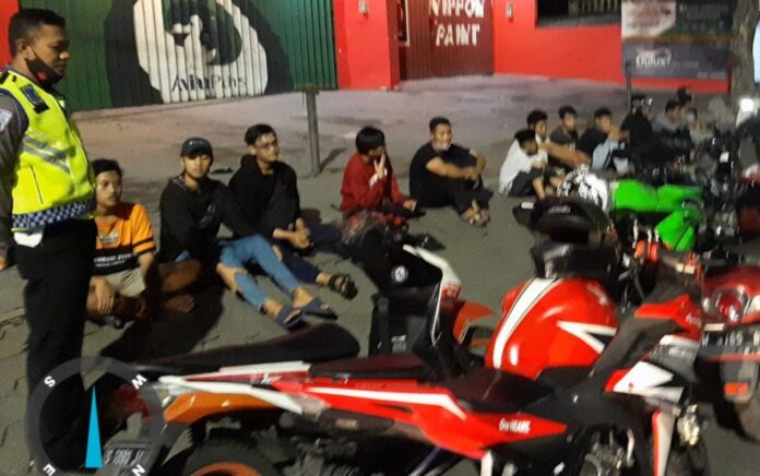 Terjaring Balap Liar, Belasan Remaja Gresik Dihukum Dorong Motor