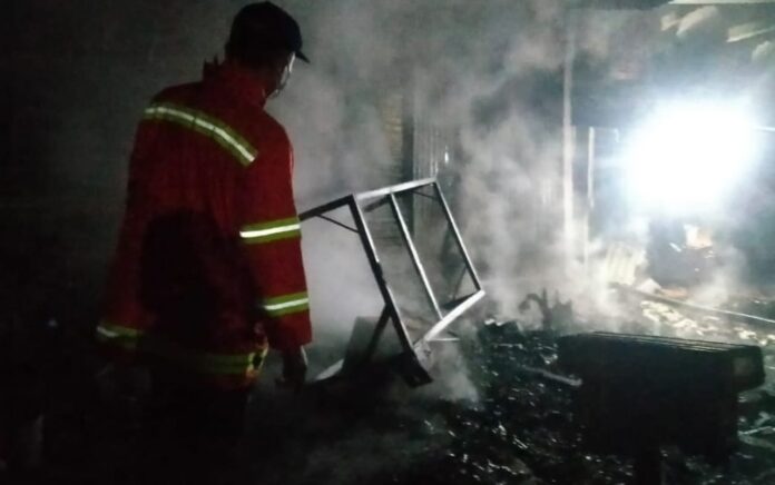 Korsleting Listrik, Gudang Rotan di Menganti Gresik Hangus Terbakar