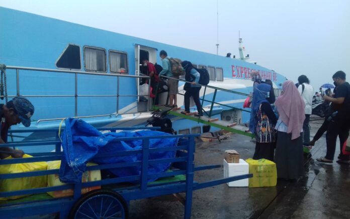 Cuaca Buruk, Kapal Penyeberangan Gresik-Bawean Dihentikan Sementara