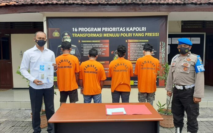 Lagi Asyik Nyabu, Empat Pria Digerebek Polisi Gresik