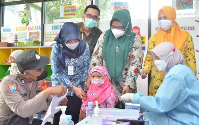 Sambut PTM 100 Persen, Wabup Gresik Tinjau Vaksinasi Anak