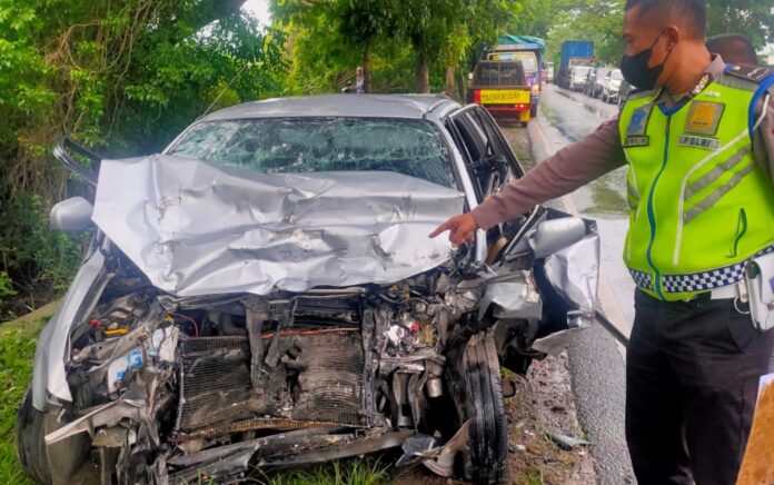 Petaka Ngantuk Saat Berkemudi, Pasutri Tewas Tabrak Truk di Jalan Kemangi Gresik