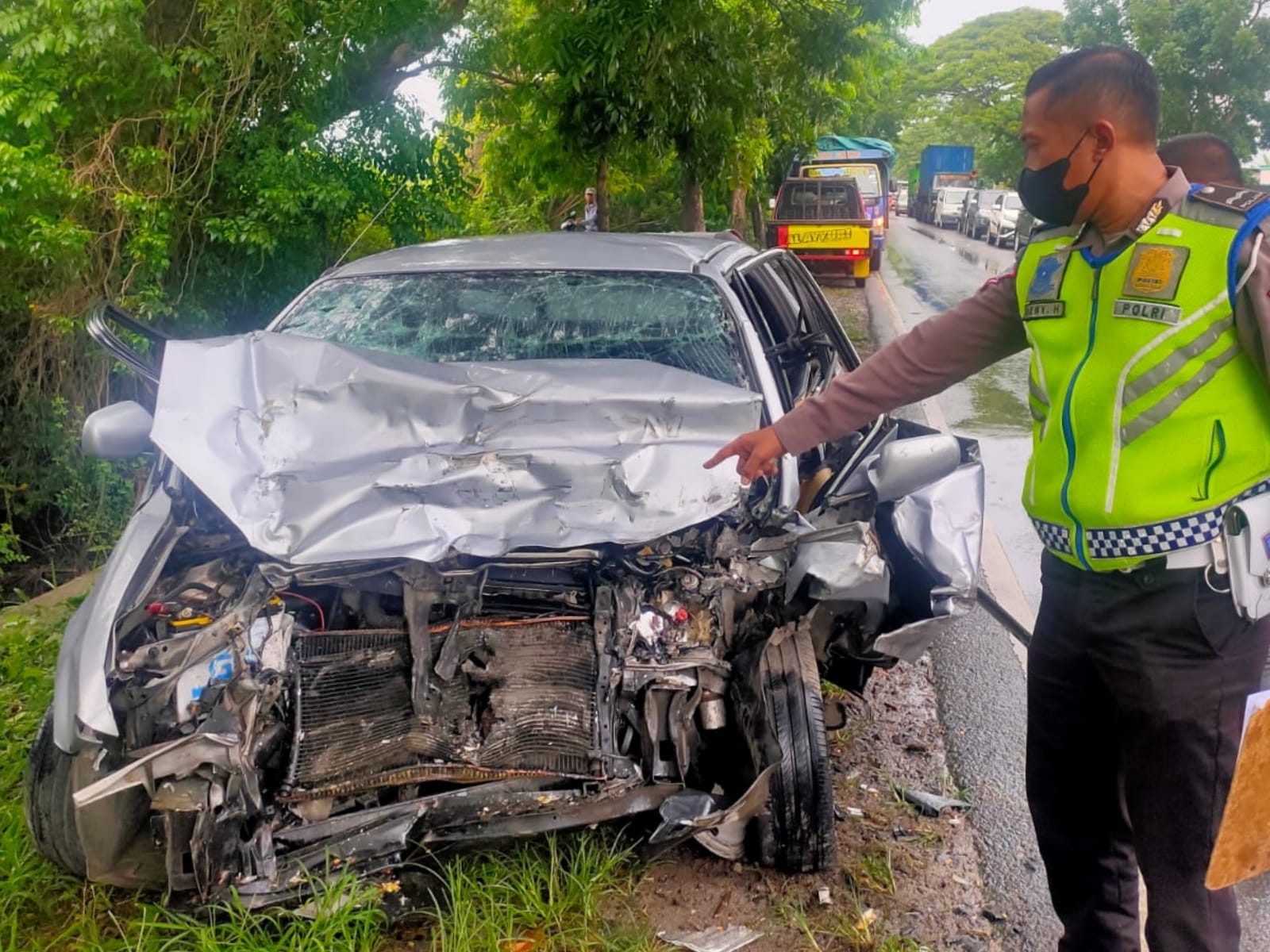 Petaka Ngantuk Saat Berkemudi, Pasutri Tewas Tabrak Truk di Jalan Kemangi Gresik