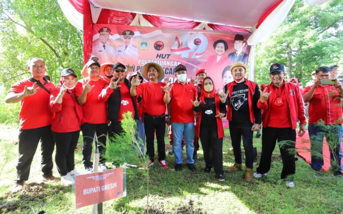 Kado Ultah Megawati, PDI Perjuangan Tanam 1500 Pohon di Waduk Bunder Gresik