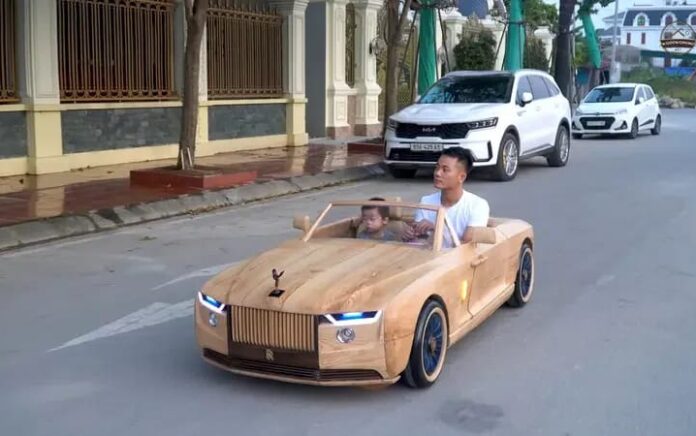 Demi Anak, Seorang Ayah Membuat Rolls Royce Dari Kayu yang Tampak Menakjubkan