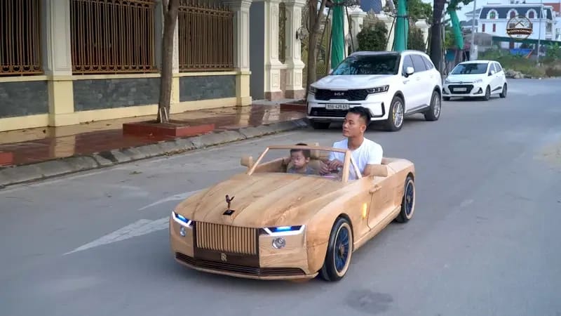 Demi Anak, Seorang Ayah Membuat Rolls Royce Dari Kayu yang Tampak Menakjubkan