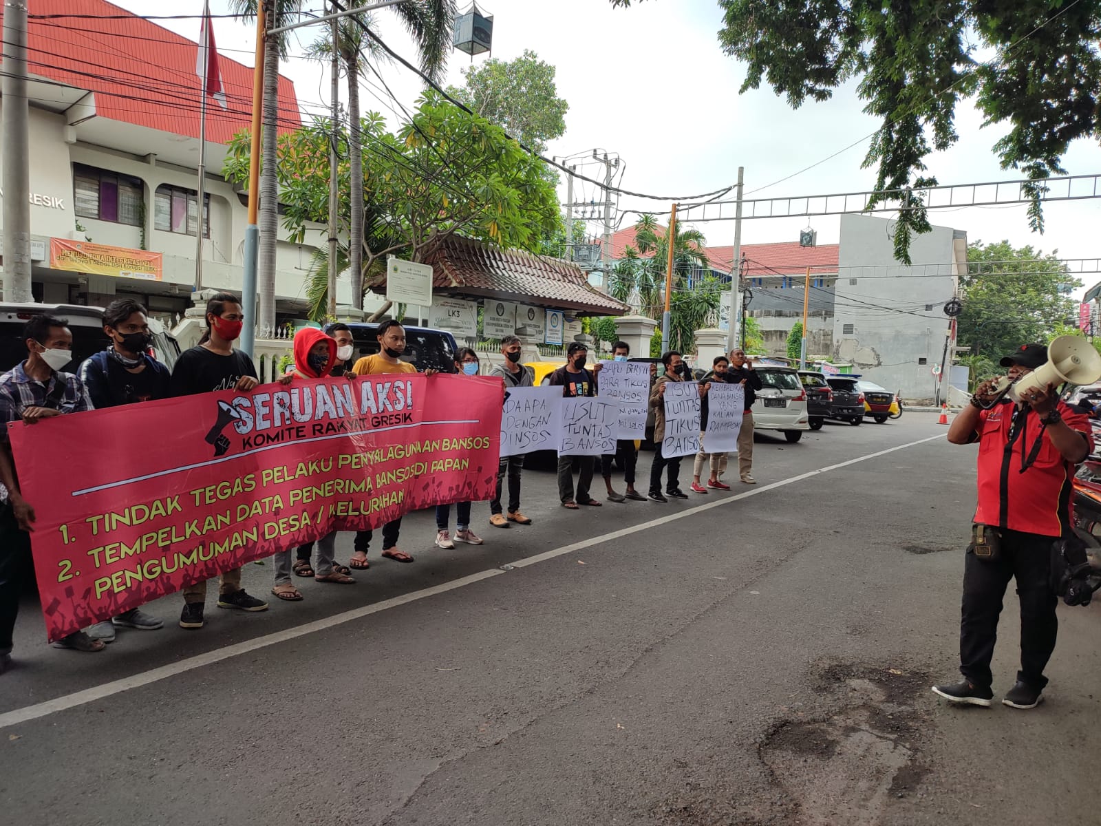 Puluhan Warga Ngeluruk Dinsos Gresik, Desak Usut Tuntas Dugaan Penyalahgunaan Bansos