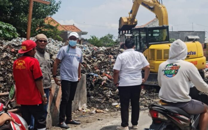 Tumpukan Sampah Resahkan Warga, Anggota DPRD Gresik Langsung Turun Tangan