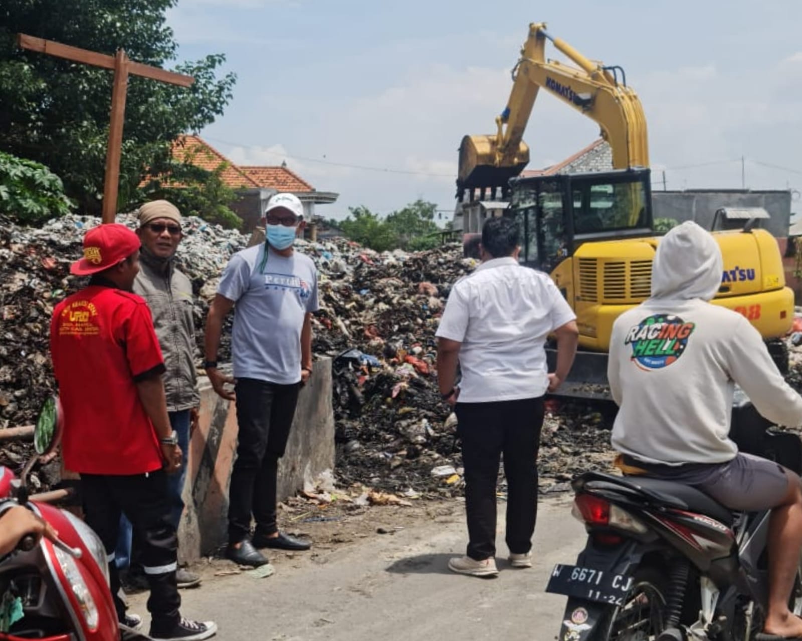 Tumpukan Sampah Resahkan Warga, Anggota DPRD Gresik Langsung Turun Tangan