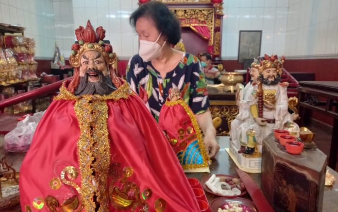 Jelang Imlek, Umat Tionghoa Gresik Sucikan Ratusan Patung Dewa