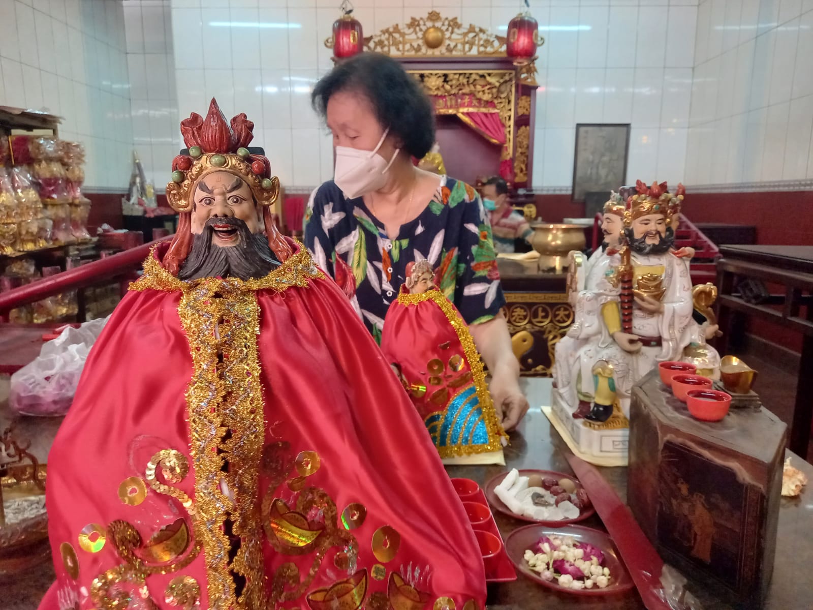 Jelang Imlek, Umat Tionghoa Gresik Sucikan Ratusan Patung Dewa