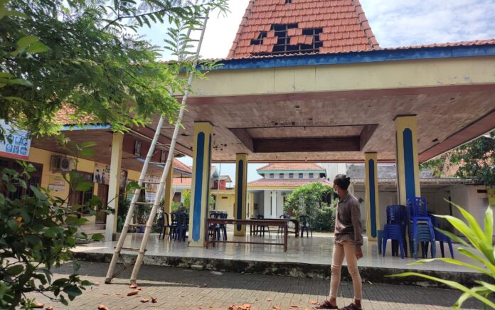 Puting Beliung Terjang Kantor Balai Desa Hingga Puluhan Rumah di Wedoroanom Gresik