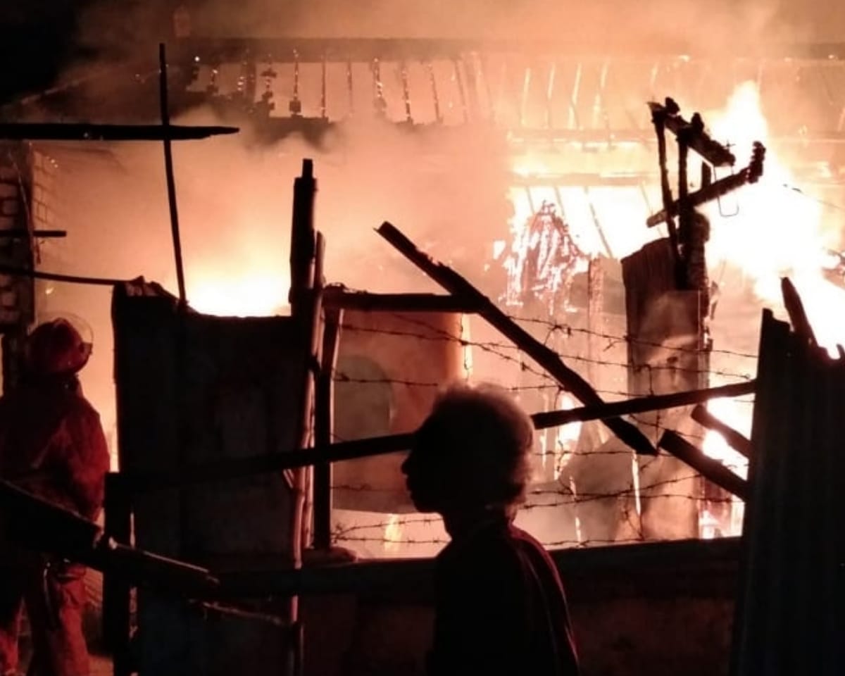 Diduga Korsleting Listrik, Pasar Sidayu Gresik Ludes Terbakar