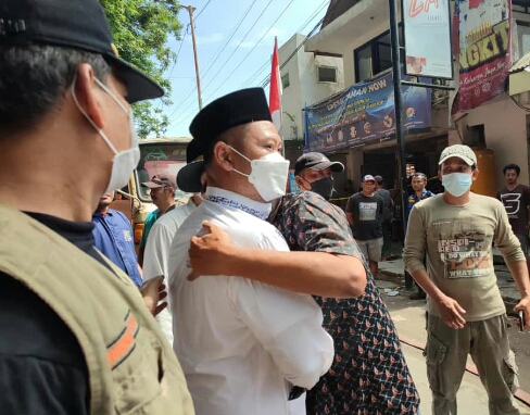 Pasar Sidayu Terbakar Hebat, Aksi Pedagang Peluk Bupati Gresik Bikin Haru