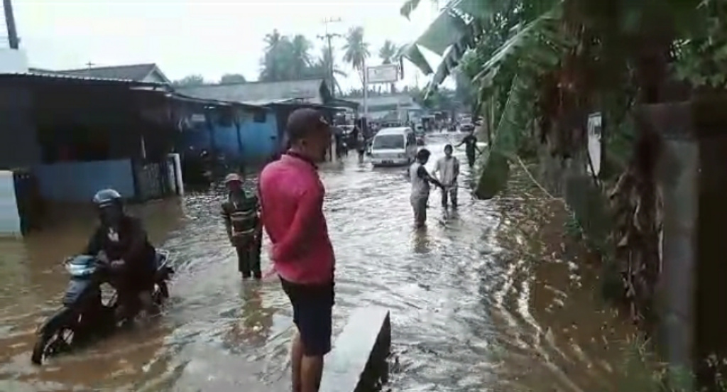 Jalan Utama Lenteng Sumenep Terendam Banjir