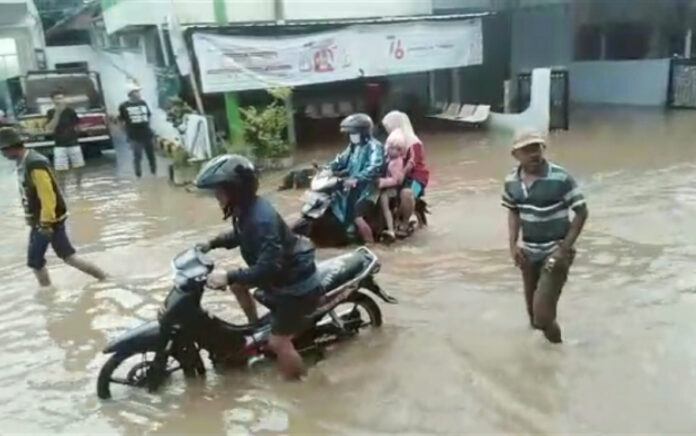 Jalan Utama Lenteng Sumenep Terendam Banjir