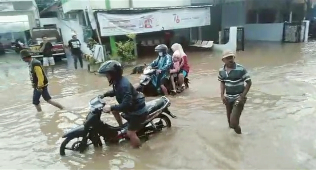 Jalan Utama Lenteng Sumenep Terendam Banjir