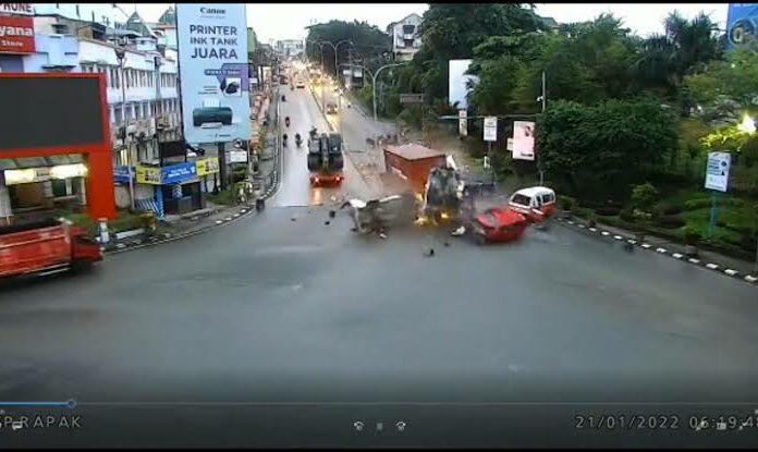 Kecelakaan Beruntun Simpang Rampak, Dikabarkan 19 Orang Meninggal