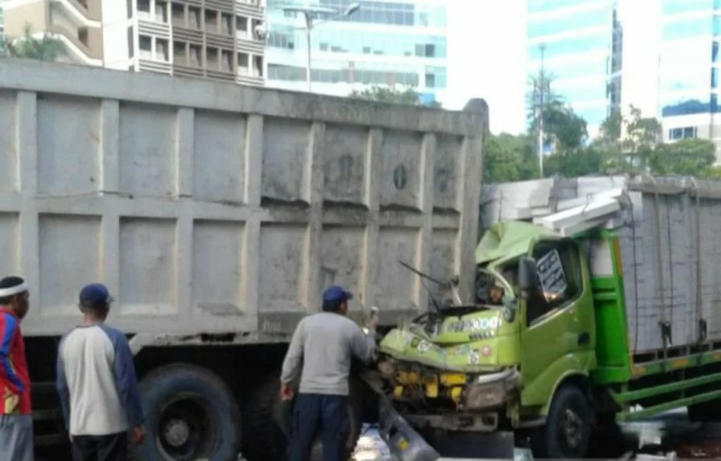 Tambrak Body Dump Truck, Sopir Truk Tewas