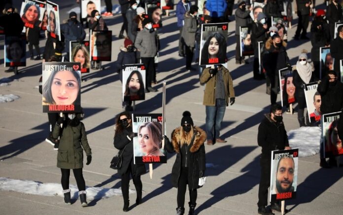 Warga menuntut Iran bertanggung jawab. Foto: Reuters.