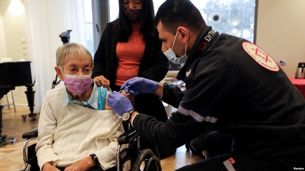 Lili Zohari, 90 tahun, menerima dosis keempat vaksin COVID-19 di panti jompo di Netanya, Israel, 5 Januari 2022. Foto: Reuters.